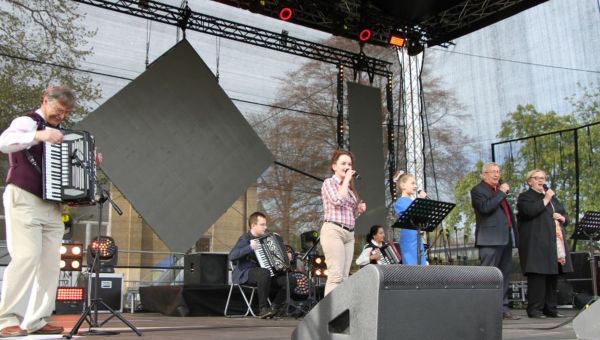 E.ART | AK-CENTY W WIOSENNYM REPERTUARZE